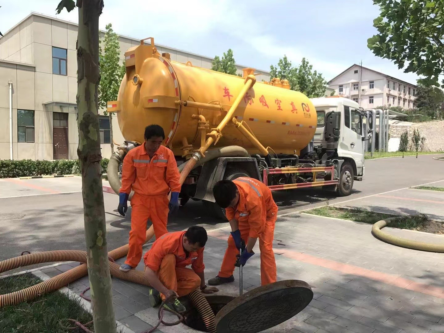 隆德化粪池清理与5-8吨吸粪车施工效率分析